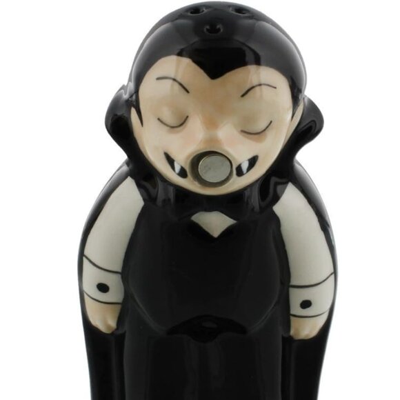 Vampire Love at First Bite Magnetic Kissing Ceramic Salt and Pepper Shakers Set - Picture 3 of 4